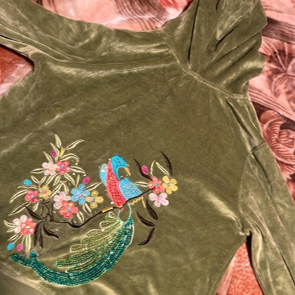 I’m selling this cute vintage sweater with designs - Picture 4 of 4